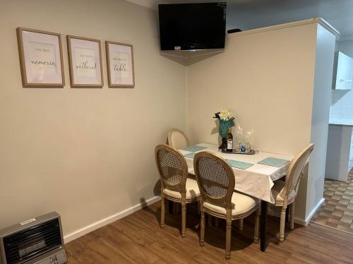 a dining room with a table and chairs at Cozy Inn in Perth