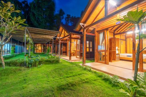 an exterior view of a house with a yard at Khu Nghỉ Dưỡng Green Bungalow Phu Quoc in Phu Quoc