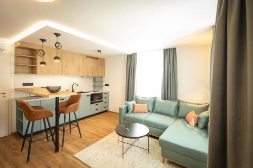ein Wohnzimmer und eine Küche mit einem Sofa und einem Tisch in der Unterkunft Hotel zum Löwen in Weißenhorn