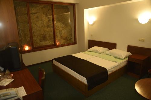 Postel nebo postele na pokoji v ubytování Hotel Saraj