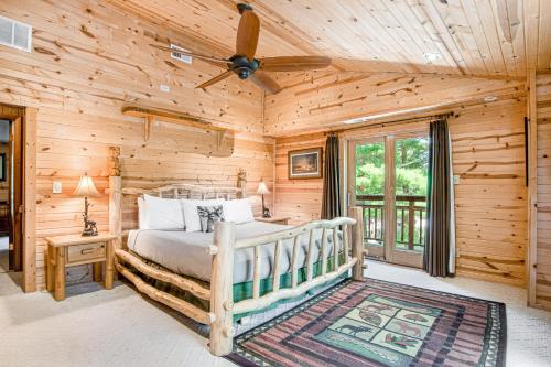Schlafzimmer mit einem Bett und einem Deckenventilator in der Unterkunft Lakeview Lookout in Wisconsin Dells
