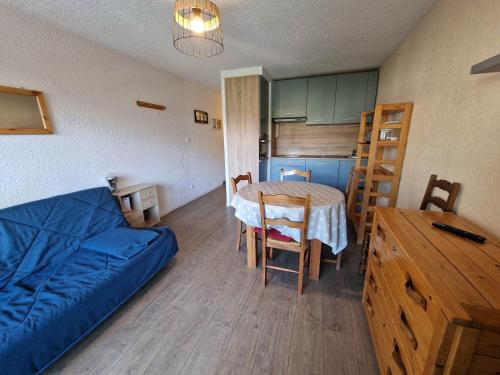 une chambre avec un lit et une table et une cuisine dans l'établissement Studio au pied des pistes avec balcon et parking - FR-1-516-58, à Les Deux Alpes