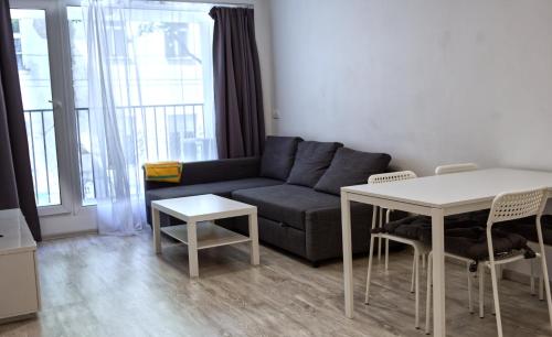 uma sala de estar com um sofá e uma mesa em Old town 1 bdr, A/C, w/parking em Bratislava