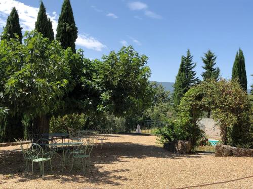 un parc avec une table et des chaises sous un arbre dans l'établissement Appartement 3P Lubéron, à Viens