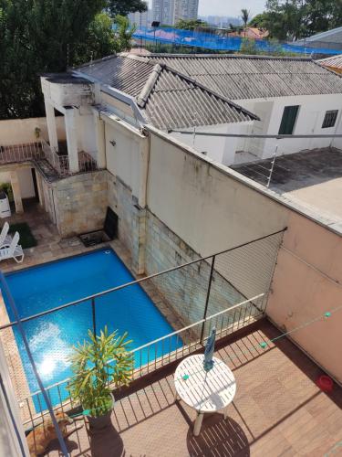 an overhead view of a swimming pool on a balcony at Parada 86 Hostel in Sao Paulo