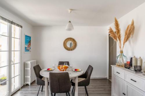 une salle à manger blanche avec une table et des chaises blanches dans l'établissement Appartement Daillon - Welkeys, à Toulon