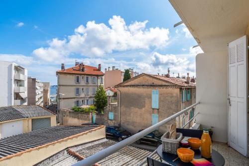 - un balcon avec vue dans l'établissement Appartement Daillon - Welkeys, à Toulon