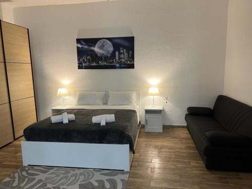 1 dormitorio con 1 cama y 1 sofá en Corte Sant'Orsola Apartment en Bolonia