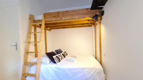 une chambre avec un lit superposé avec une échelle dans l'établissement Studio cosy proche du lac, à Annecy