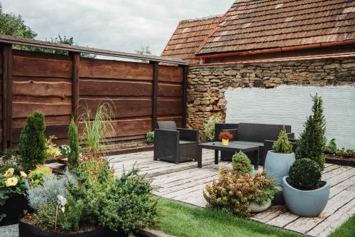 Un jardín fuera de ČÁKYHO KÚRIA - apartmán pre 4 osoby s krbom a saunami