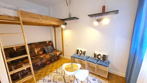 un salon avec un canapé et une table dans l'établissement Studio cosy proche du lac, à Annecy