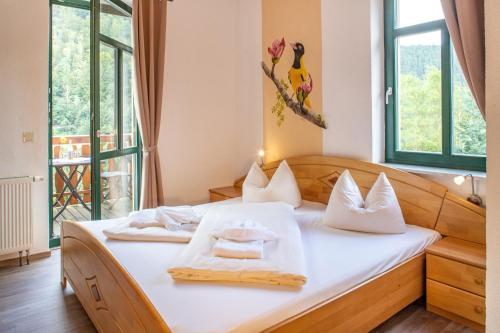 ein Schlafzimmer mit einem Bett mit Handtüchern darauf in der Unterkunft Pension Bomätscher in Königstein an der Elbe