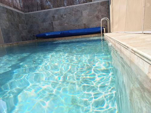 una piscina de agua azul en House with pool near Park Guell en Barcelona