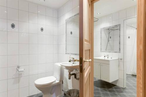 uma casa de banho com um WC e um lavatório em The Cave In em Beitostøl
