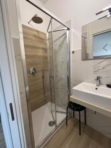 ein Bad mit einer Dusche und einem Waschbecken in der Unterkunft MoMa B&B in Corigliano Calabro