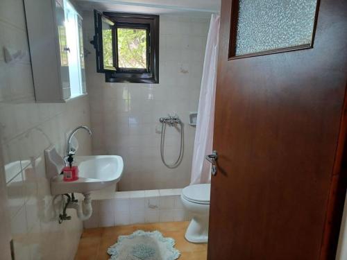 スキロスにあるSkyros BnB, Calliope in Molosのバスルーム(洗面台、トイレ付)、窓が備わります。