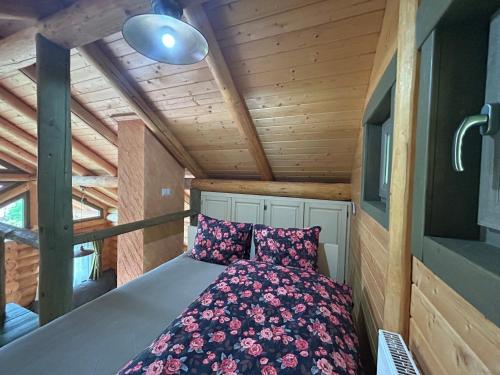 a bed in the back of a tiny house at Căsuța din pădure in Piatra Neamţ