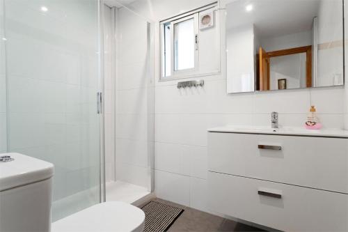 フエンヒロラにあるDianaの白いバスルーム(シャワー、トイレ付)