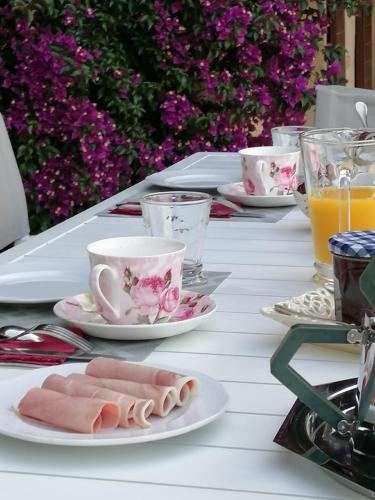 un tavolo con piatti di cibo, tazze e bevande di LA PERASCEDA a Spéracèdes