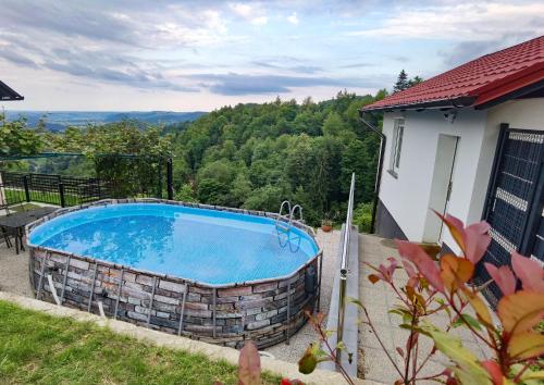 - une piscine dans l'arrière-cour d'une maison dans l'établissement Wellness pod zvezdami, Maribor - PRIVATE, à Maribor