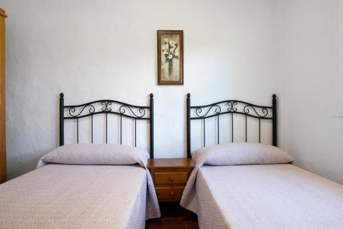 2 Betten nebeneinander in einem Zimmer in der Unterkunft Casa Paqui 1 in Roche