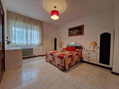 1 dormitorio con 1 cama, vestidor y ventana en Precioso apartamento con piscina - Covelo en Pontevedra