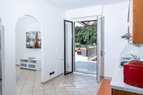 cocina con puerta de cristal que da a un patio en Casa Jimmy, en Lovere