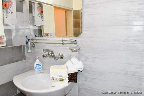 Baño blanco con lavabo y espejo en Ross, en Veliko Tŭrnovo