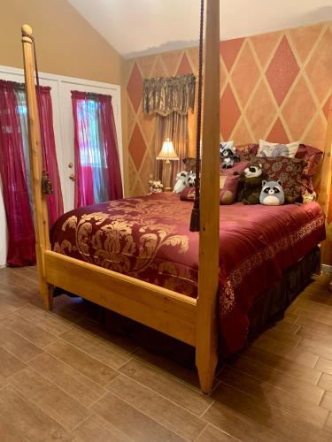 a bedroom with a canopy bed with stuffed animals on it at Live Oak Home in Salado