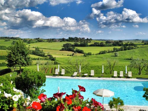 カスティリオーネ・シュル・ラーゴにあるVintage Mansion in Montepulciano with Poolの丘と花の景色を望むスイミングプール