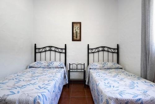 two beds sitting next to each other in a room at Casa Paqui 3 in Roche