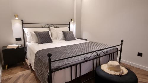 un dormitorio con una cama en blanco y negro con un sombrero en BEAUTIFUL APARTMENT,AMAZING VIEW,parking! en Dubrovnik