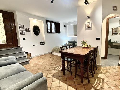 een woonkamer met een tafel en een bank bij Casa Siculi in Taormina
