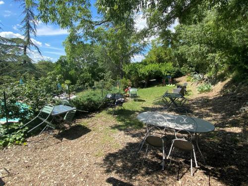 a group of chairs and a table in a yard at Chambres d'hôtes les Clapas in Chauzon