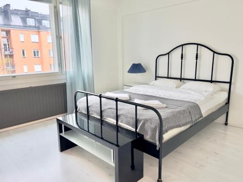 - une chambre avec un lit et une table en verre dans l'établissement Lovely Central Apartment Helsinki, à Helsinki