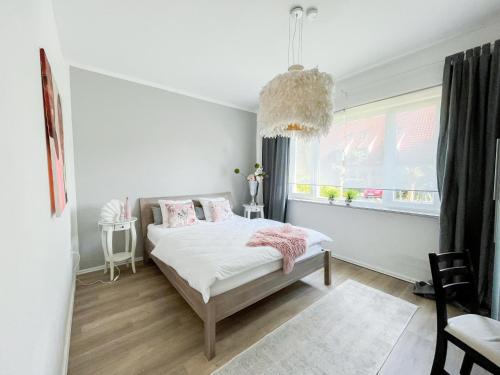 een slaapkamer met een bed en een raam bij Ferienwohnung am Olantis in Oldenburg