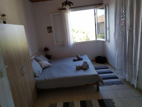 a bedroom with a bed and a window at Panorama House in Pramanta