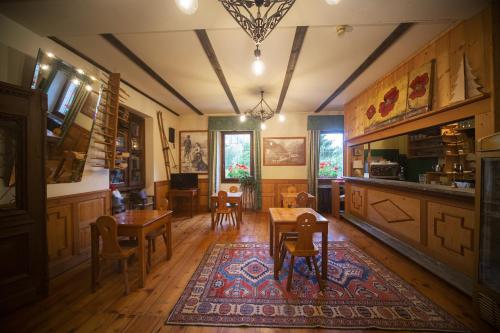 Albergo Monte Cervino في تشامبولوك: غرفة معيشة مع طاولة وكراسي ومطبخ