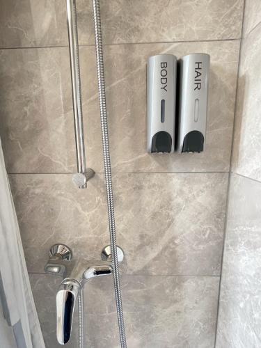 d'une douche avec un pommeau et un lavabo. dans l'établissement Le nid doux - proche Paris & métro, à Villejuif