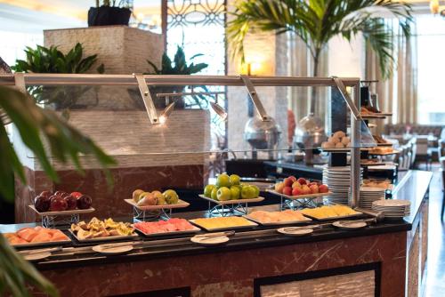 uma linha de buffet com muitos tipos diferentes de alimentos em Intercontinental Miramar Panama, an IHG Hotel na Cidade do Panamá