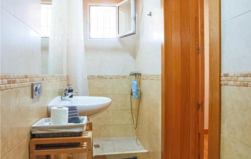 y baño con lavabo y ducha. en 3 Bedroom Amazing Home In Fortuna, en Fortuna