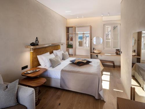ein Schlafzimmer mit einem großen Bett und ein Wohnzimmer in der Unterkunft Casa Modiano Boutique in Chania