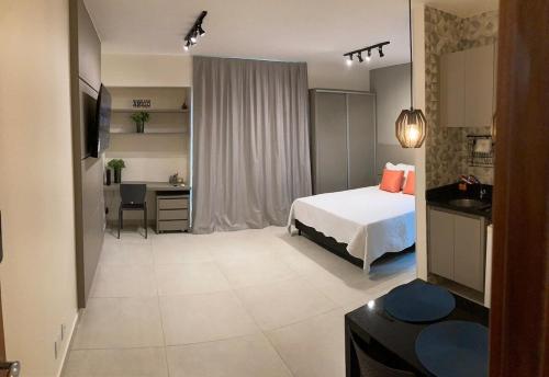 a bedroom with a bed and a desk in a room at Flats Condomínio Park Ville by CentoEdez in Brasilia
