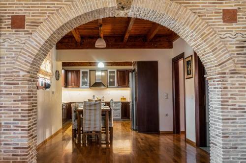 un arco en una cocina con mesa y sillas en Villa Zante en Zakynthos