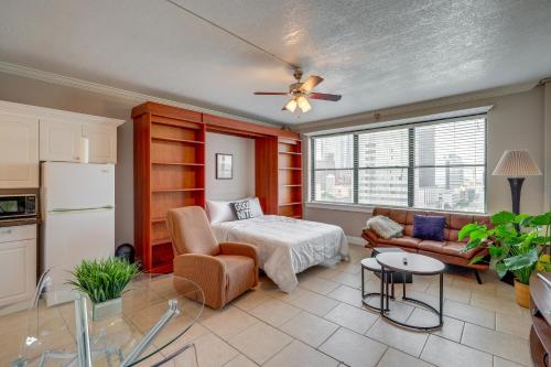 Ένα ή περισσότερα κρεβάτια σε δωμάτιο στο Downtown Jacksonville Studio with City Views!