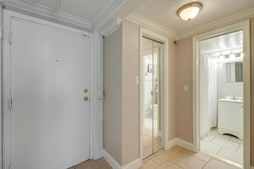 Ένα μπάνιο στο Downtown Jacksonville Studio with City Views!