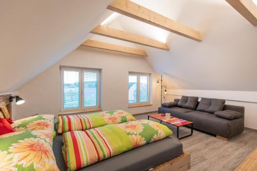 uma sala de estar com um sofá, um sofá e uma mesa em Gasthof Wachmann Ferienwohnung em Weiz