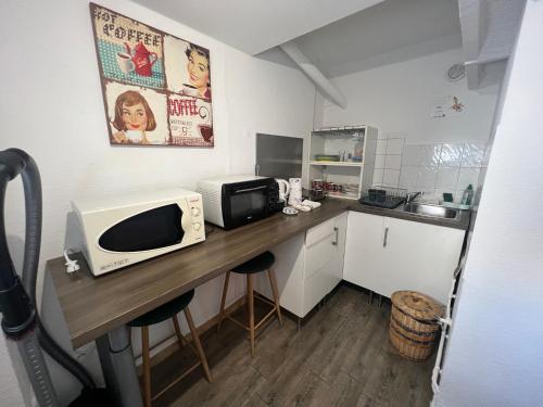 Kuchyňa alebo kuchynka v ubytovaní SERENITE - Appartement climatisé au calme - WIFI