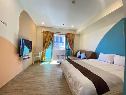 Cette chambre comprend un lit et une télévision. dans l'établissement Kaohsiung Morning Homestay, à Kaohsiung