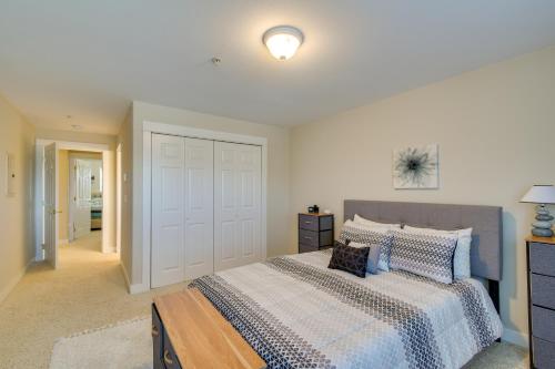 1 dormitorio con cama y puerta blanca en Westport Vacation Rental Walk to Beach! en Westport
